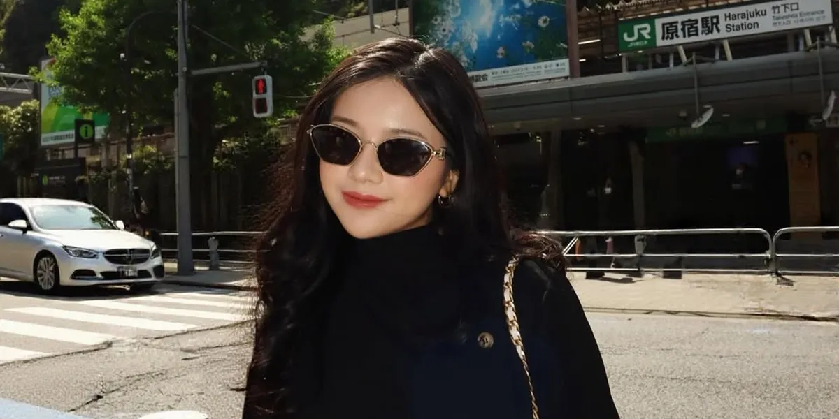 Portrait of Diva Azzura's Vacation in Japan with Her Mother, Her Outfit is Stunning