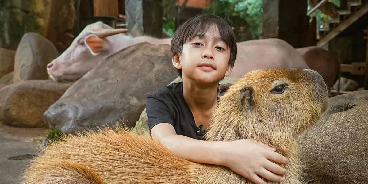 Portrait of Djalu, Irfan Hakim's Child, and His New Capybara, Doesn't Want to Let Go Like Besties!