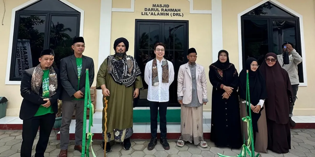Portrait of Doctor Richard Lee Building a Mosque in Bogor, Accompanied by Ustaz Derry at the Inauguration Moment