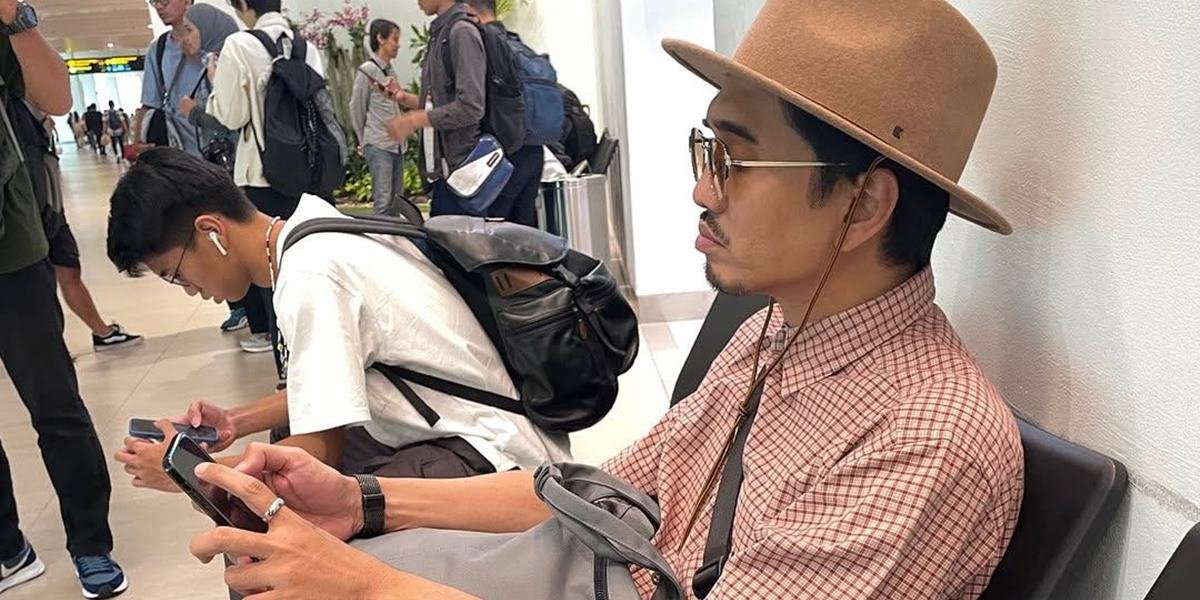 Portrait of Duta Sheila on 7 Turning 45 Years Old, Eyes Can't Lie - Way of Looking at Phone Makes Fans Laugh