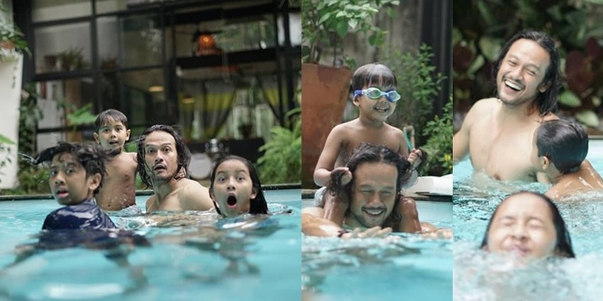 Portrait of Dwi Sasono Swimming with His Children After Exiting Rehab, Happy and Full of Laughter - Revealing the Reason for Not Cutting Hair