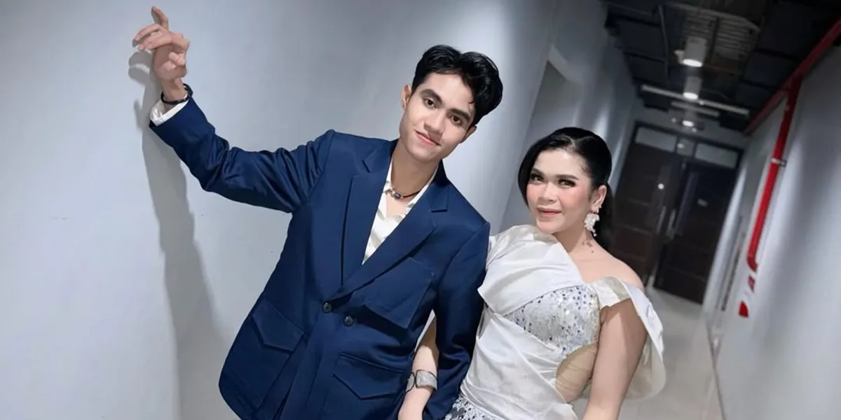 Portrait of Eby and Zahra DA7 at the Mega Concert 'Addicted to You', They Were Seen Holding Hands While Dancing