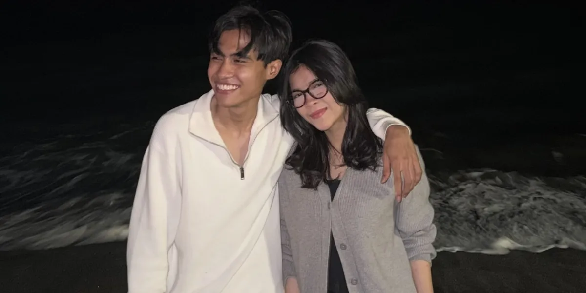 Portrait of Eby and Zahra Showcasing Their Date at the Beach, Writes a Sweet Caption
