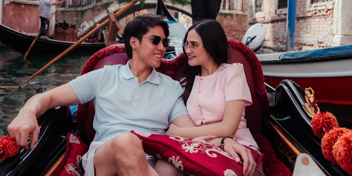Portrait of El Rumi and Syifa Hadju on Honeymoon in Venice, Romantic Like a Scene from a Movie
