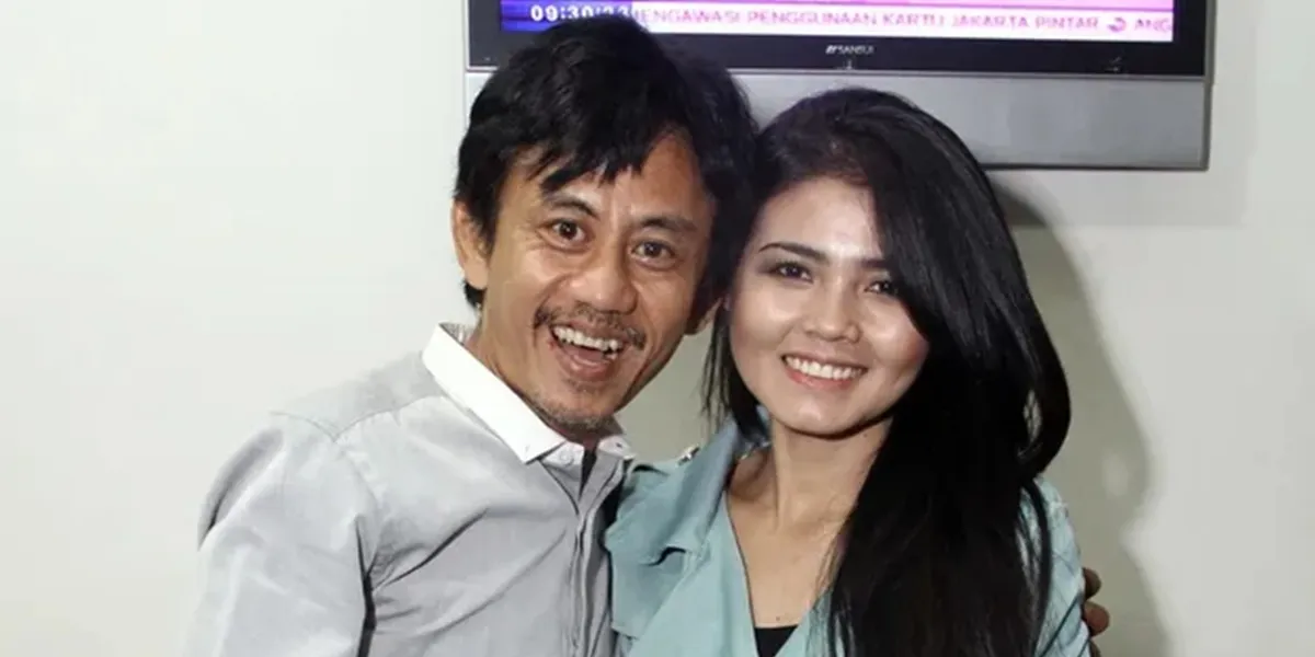 Portrait of Epy Kusnandar and Karina Ranau, Wife Who Once Embraced the Coffin While Bringing Him Home to the Funeral Home