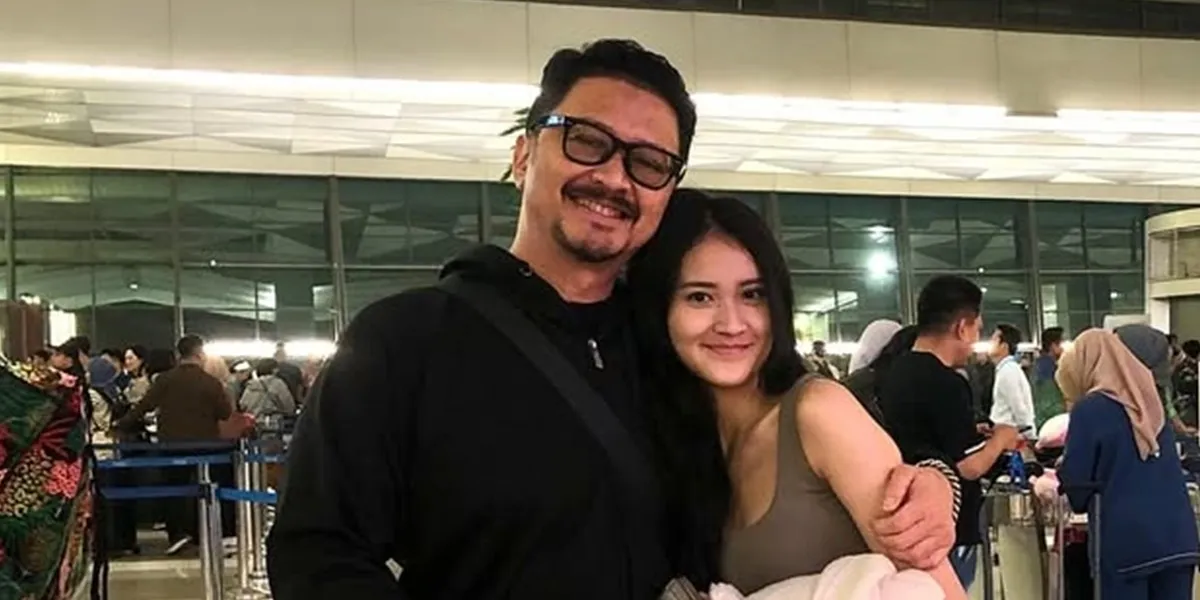 Portrait of Ferry Maryadi Sending Leya Princi to the Airport on Her Way to Busan, A Very Tight Hug