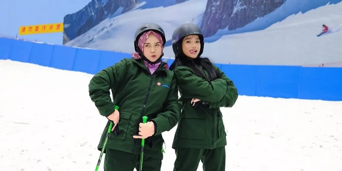 Portrait of Fuji and Ria Ricis Playing at the Largest Indoor Ski in China, Their Style is Solid