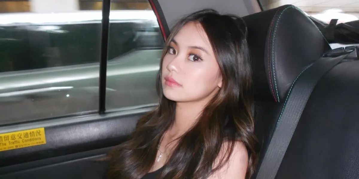 Portrait of Gege Elisa Being Proposed to by Her Boyfriend in Paris, Romantic and Full of Warmth