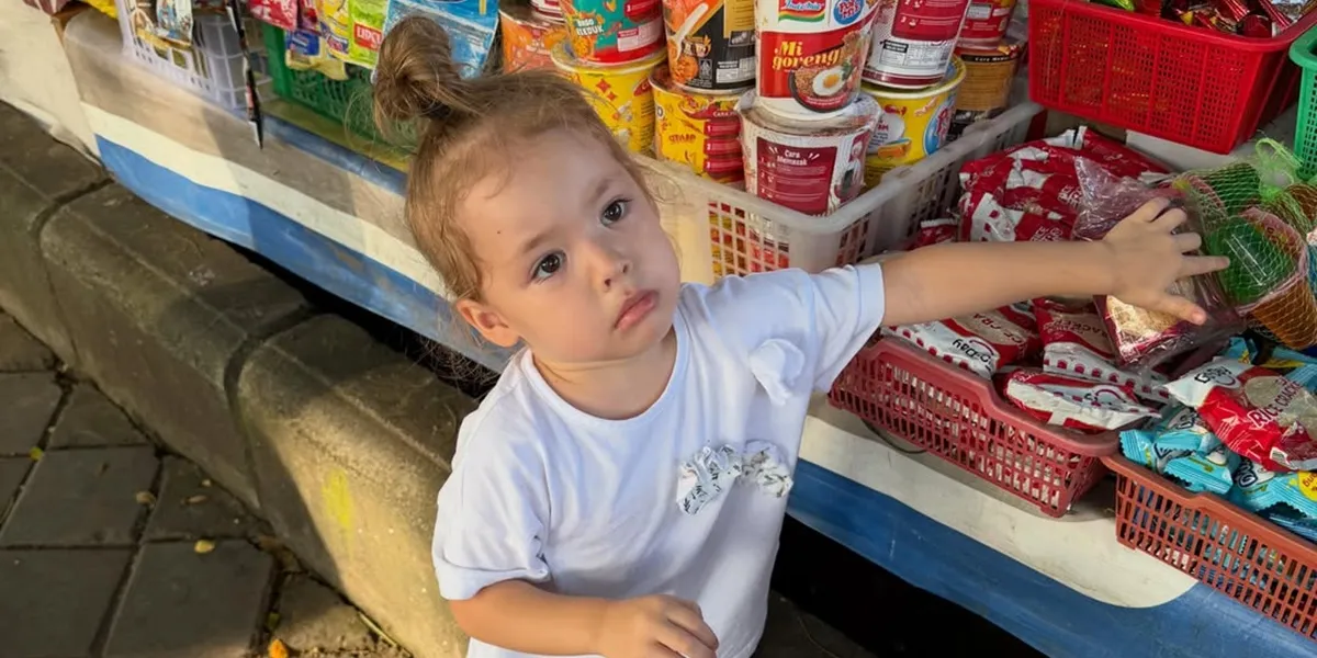Cute Portrait of Kamari Snacking at a Street Vendor, Foreign Face but Very Local Style