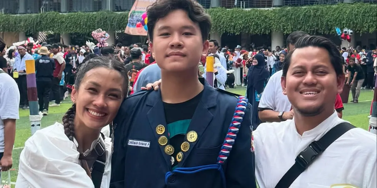 7 Touching Photos of Melanie Putria at Her Son's OSIS Farewell Ceremony, Offering Prayers and Hopes After Her Son's Resignation