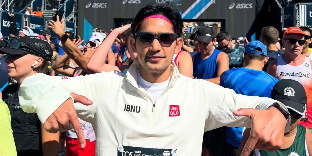 Portrait of Ibnu Jamil Participating in the Sydney Marathon Wearing Yaya's Custom Shoes, Achieves Personal Best