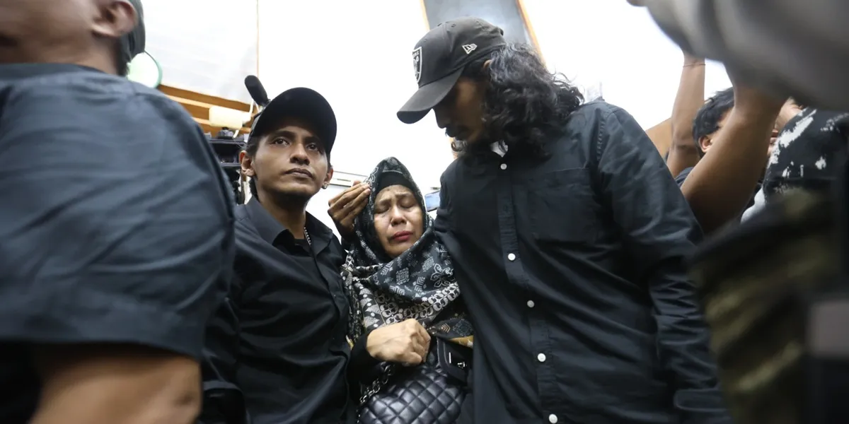 Portrait of Vadel Badjideh's Mother Fainting After Her Son Was Sentenced to 9 Years in Prison
