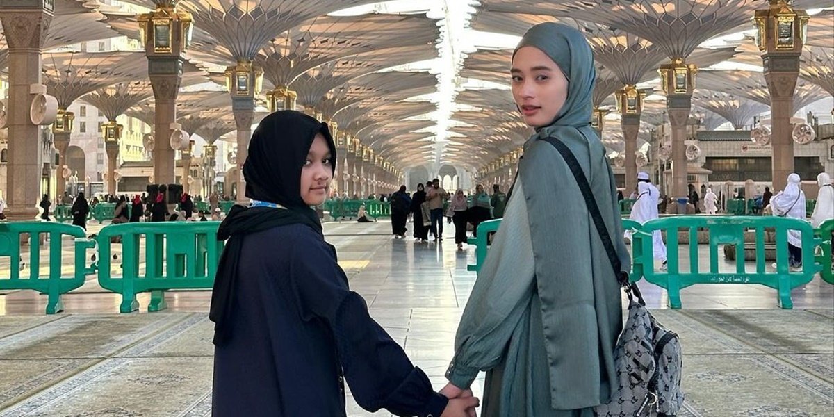 Portrait of Inara Rusli Performing Umrah with Starla, the Happy Aura of Worshiping with Her Child is Clearly Visible