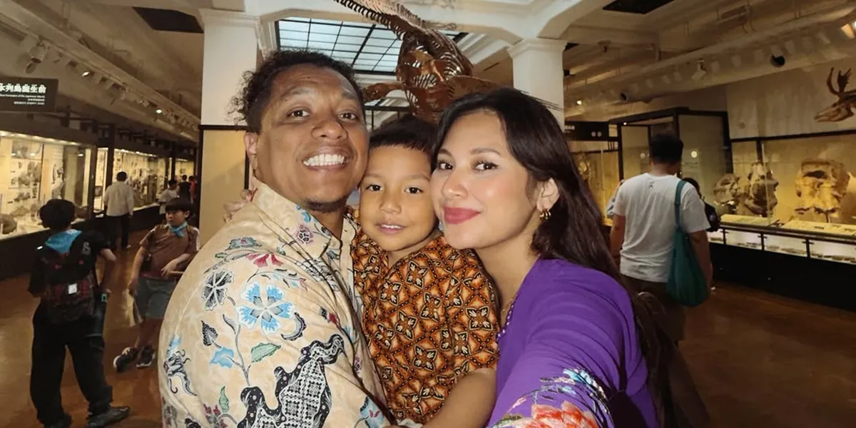 Portrait of Indah Permatasari and Arie Kriting on Vacation in Japan, Wearing Kebaya and Batik
