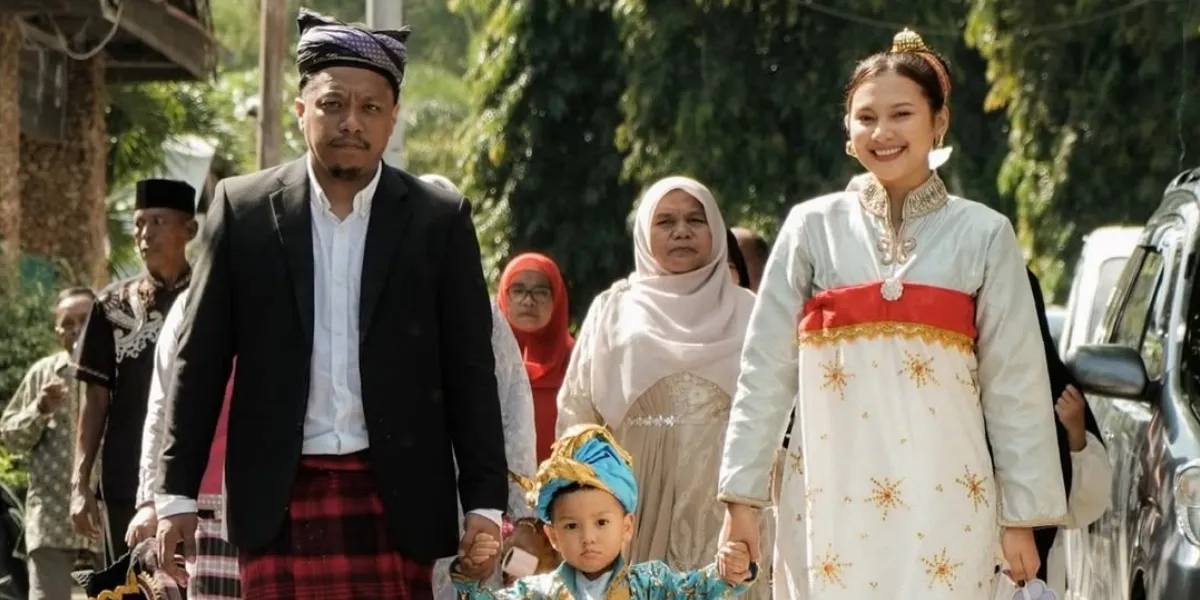 The Beautiful Portrait of Indah Permatasari and Arie Kriting Returning to Baubau, Meeting Lia Waode