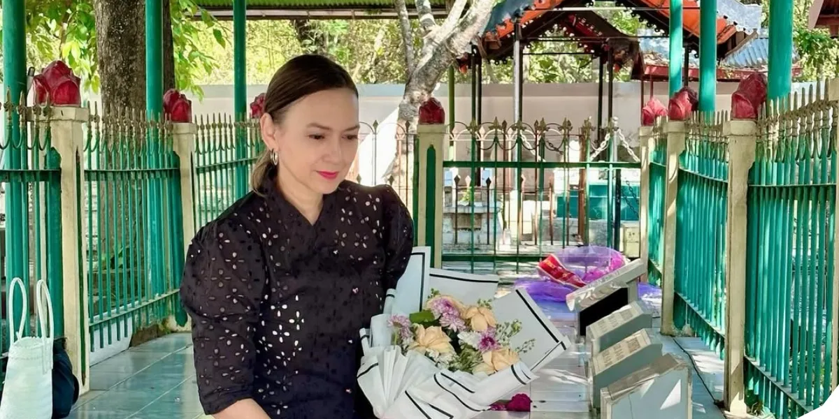 7 Photos of Ira Wibowo in Madiun, Visiting the Family Grave - Show the Path Taken from Her Grandfather's Name
