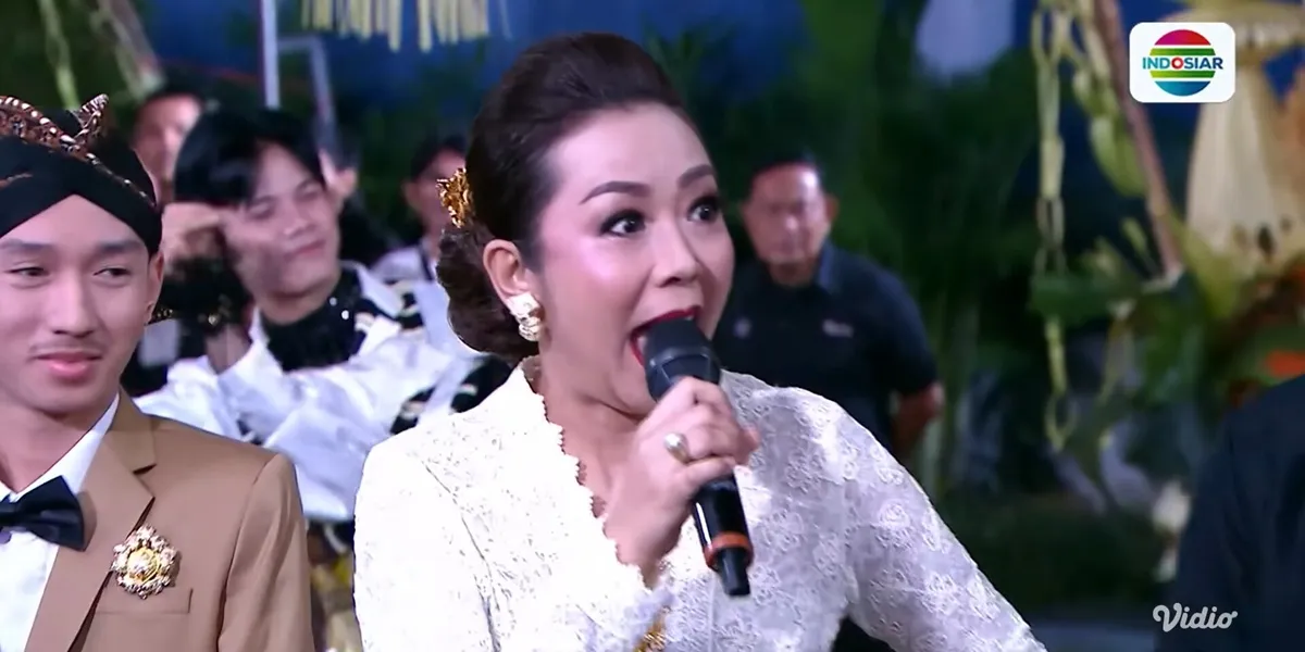 Portrait of Soimah and Family Opening the CONCERT NGUNDUH MANTU AGAIN