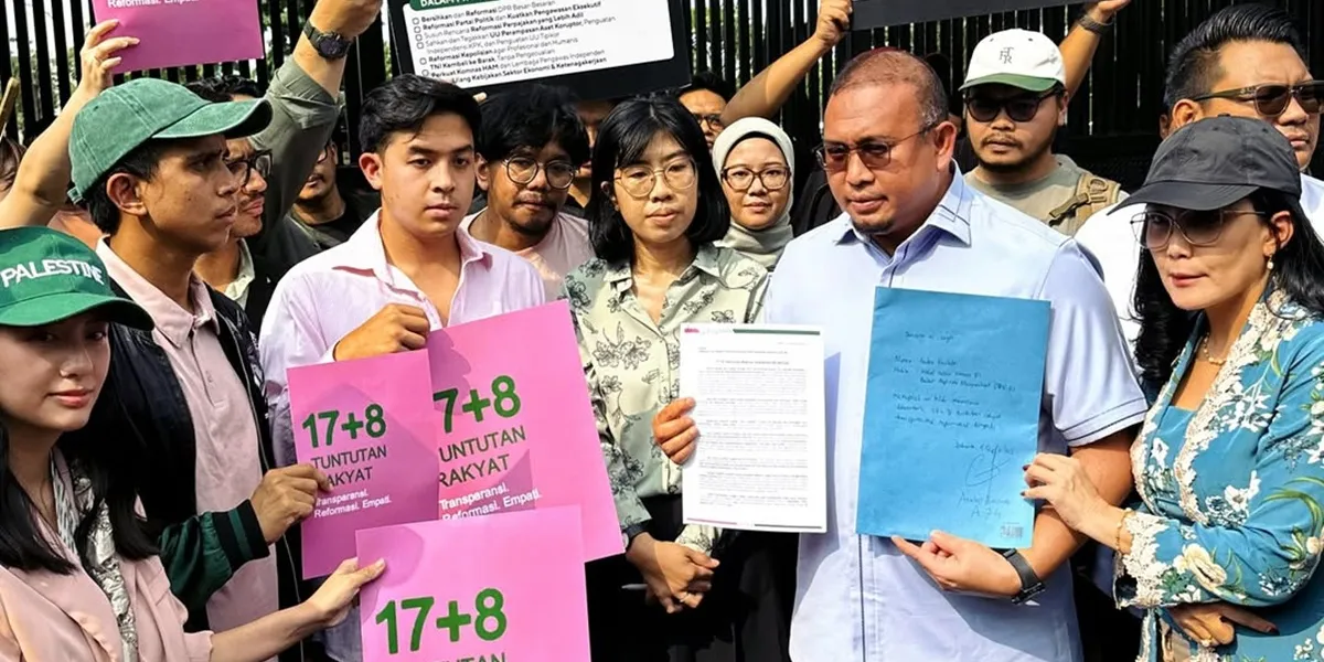 Portrait of Jerome Polin, Ferry Irwandi, Andovi and others Bringing the 17+8 Demands to the Indonesian Parliament