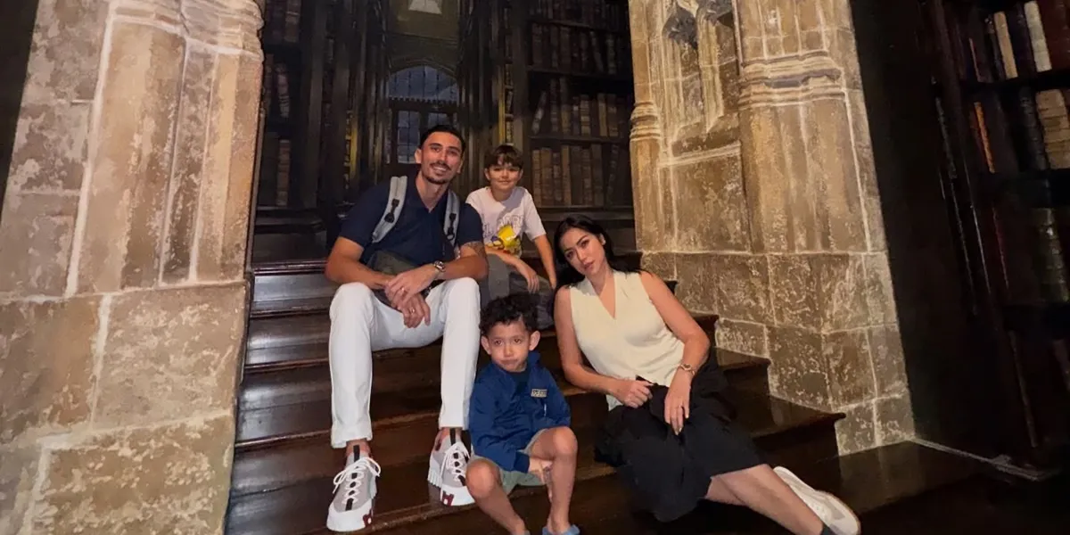 8 Portraits of Jessica Iskandar Taking Her Family on a Harry Potter Studio Tour in Tokyo, Admits to Being a Hardcore Potterhead