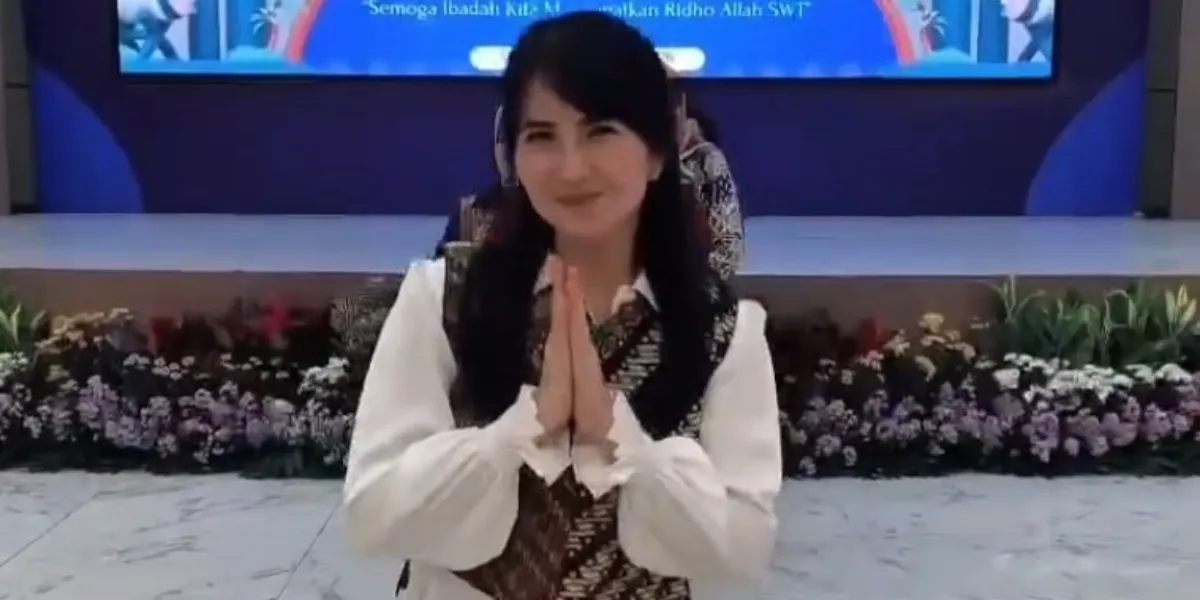 Portrait of Kadek Devi 'Queen of FTV' Breaking Fast with Bhayangkari Members