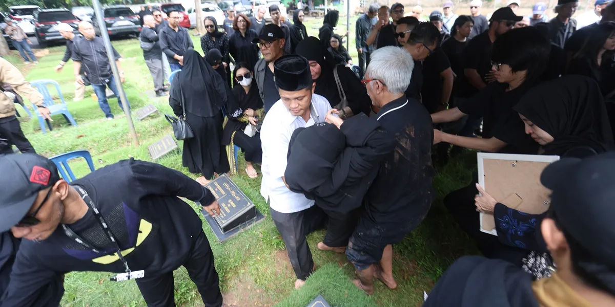 Portrait of Karina Ranau Fainting at Epy Kusnandar's Funeral 'Preman Pensiun'