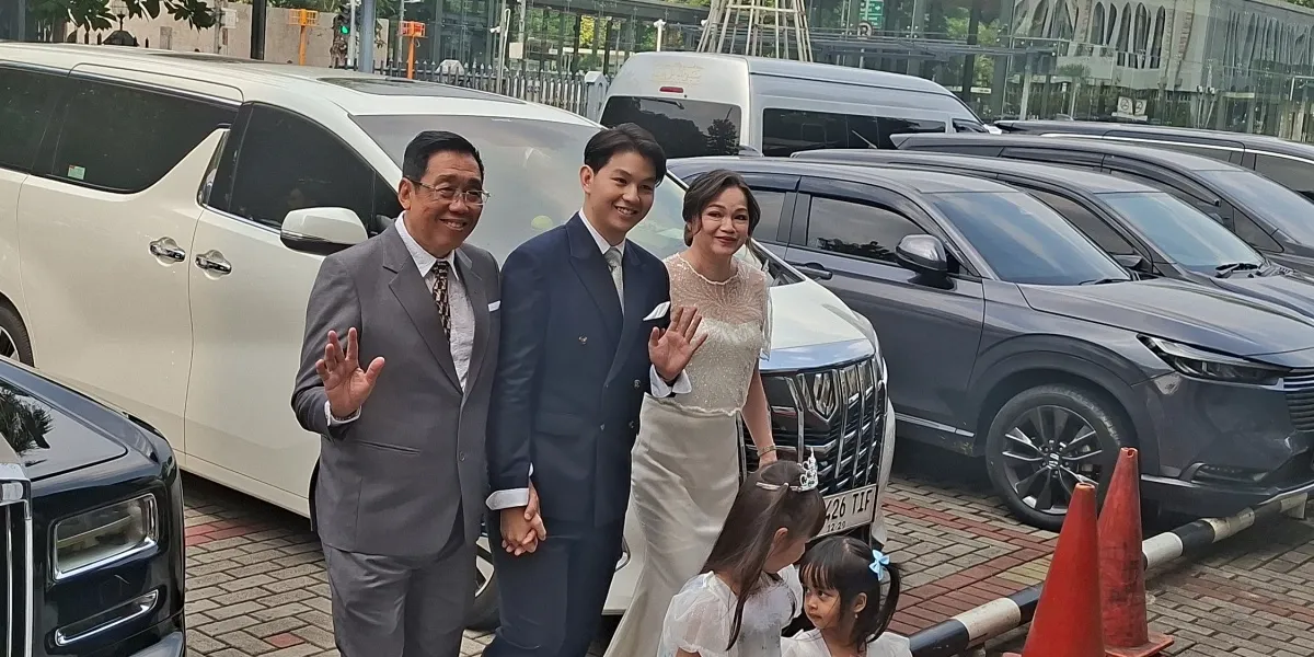 Portrait of Brisia Jodie & Jonathan Alden's Arrival at Jakarta Cathedral, Ready for Their Wedding Blessing