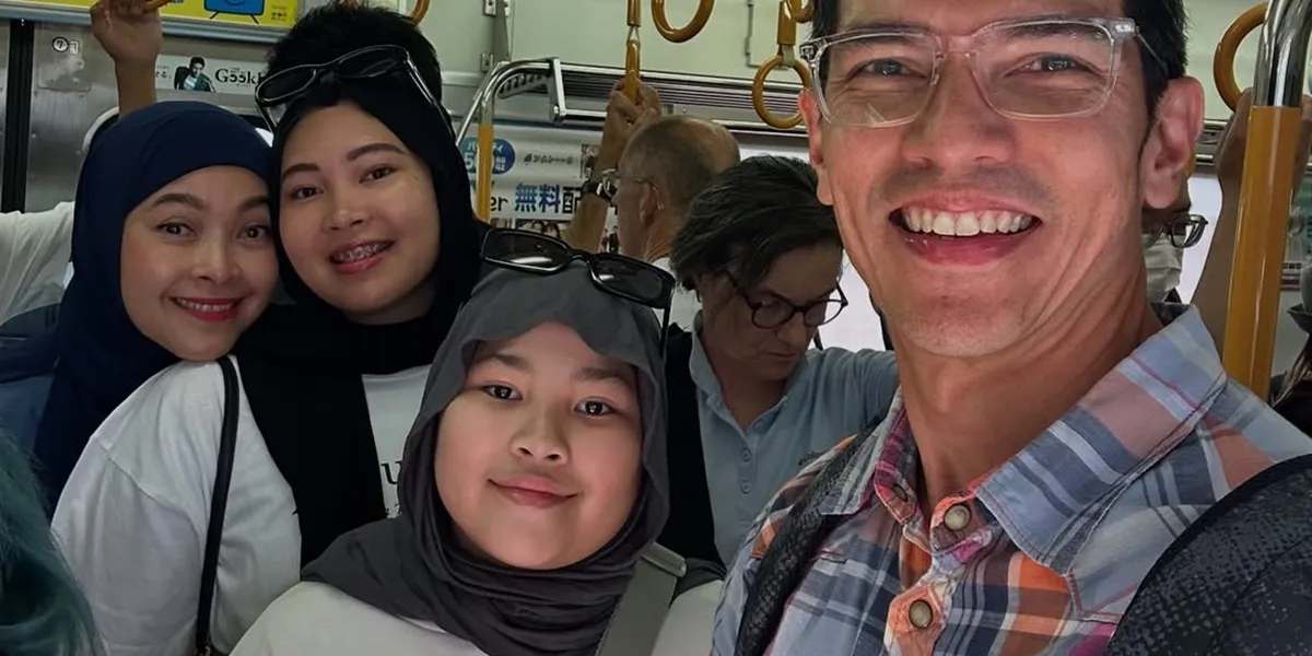 7 Portraits of Adrian Maulana's Closeness with Family, Even Going to Work Together Using Public Transport