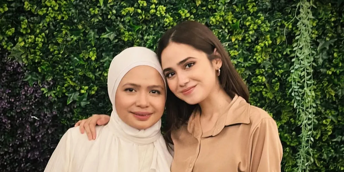 Portrait of the Close Relationship Between Syifa Hadju and Her Mother, A Major Role Behind Her Career