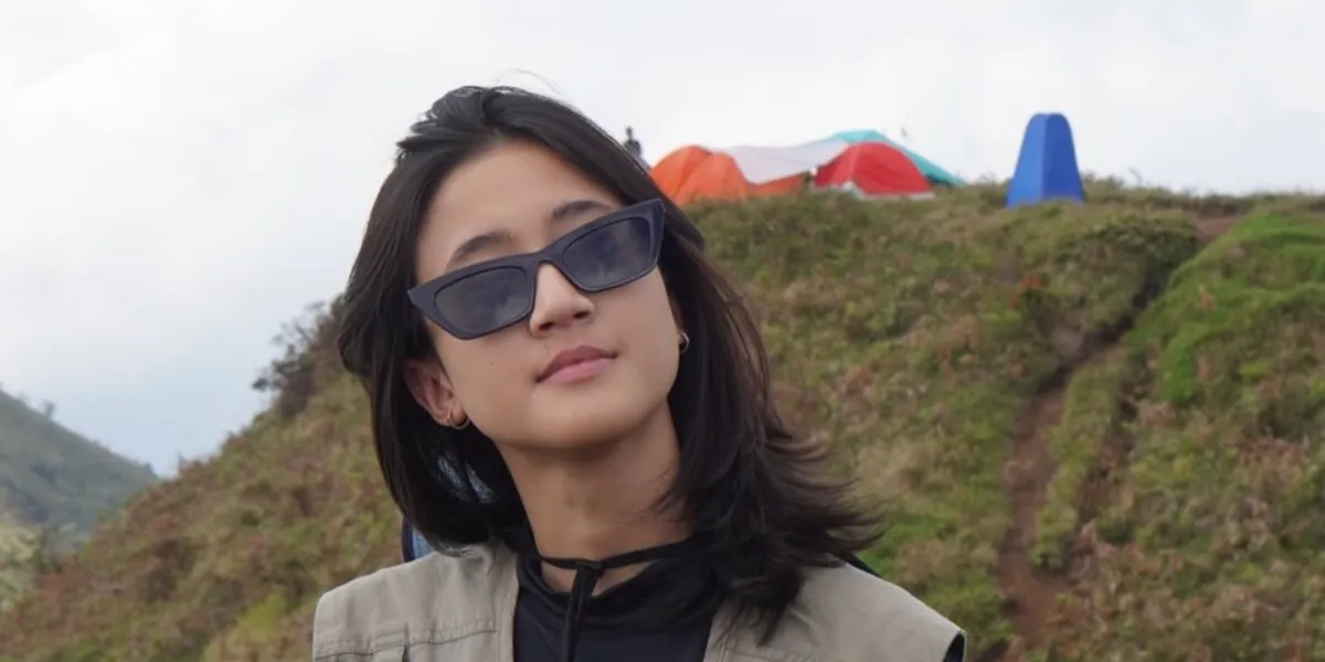 Portrait of Keisya Levronka Climbing Mount Prau with Paul Aro, Showcasing Her Boyfriend's Romantic Gestures