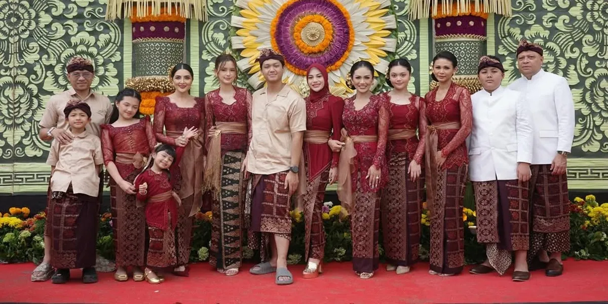 Portrait of Anang Hermansyah's Family and Raul Lemos' Family United at the Wedding of Sarah Menzel's Brother