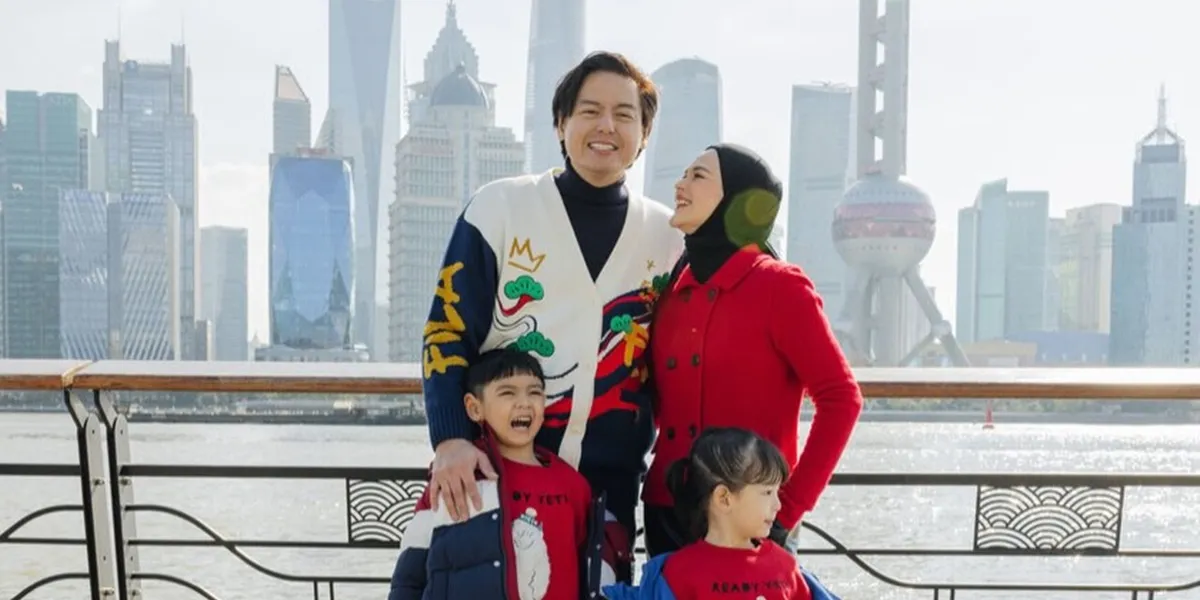 Portrait of Roger Danuarta and Cut Meyriska Family Photoshoot in Shanghai, Coordinated in Red Outfits