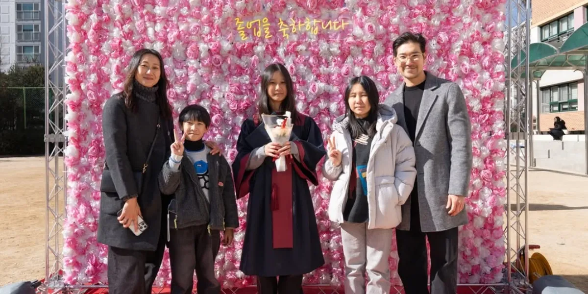 Portrait of the Eldest Daughter's Graduation from Elementary School of the YouTuber Family Kimbab Family