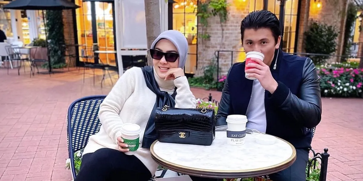 Portrait of Syahrini and Reino Barack's Intimacy in Los Angeles, Feeding Ice Cream while Crossing the Street