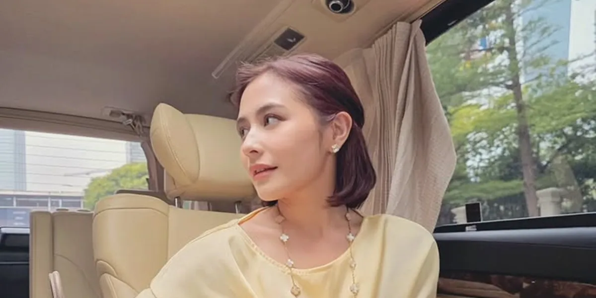 A Glimpse into Prilly Latuconsina's Daily Life When She's Not Shooting, Taking Time to Study and Still Going to the Office