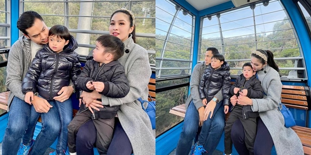 Photos of Sandra Dewi's Family Fun Riding a Gondola During Vacation in Australia, Her Child's Expression Was Worried!