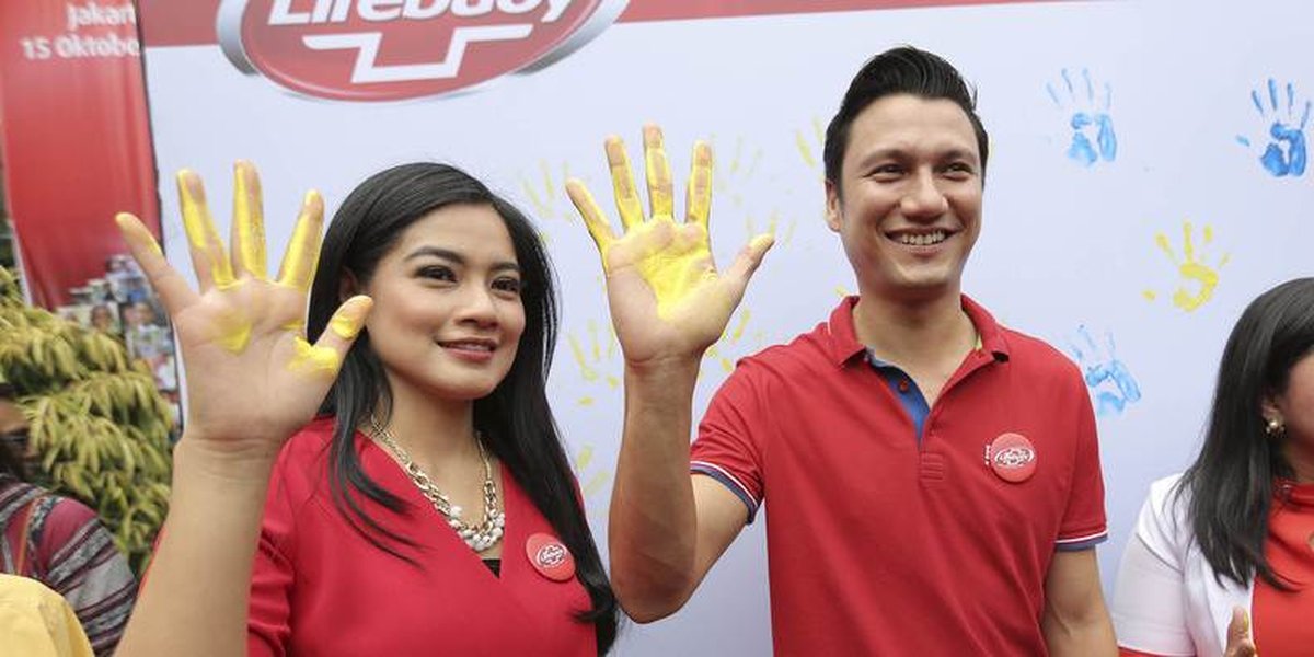Portrait of Christian Sugiono and Titi Kamal Celebrating World Handwashing Day