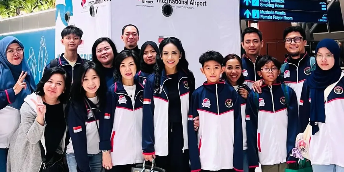 Portrait of Kris Dayanti Before Going to China for Wushu Competition, Saluting Mother & Hugging Children
