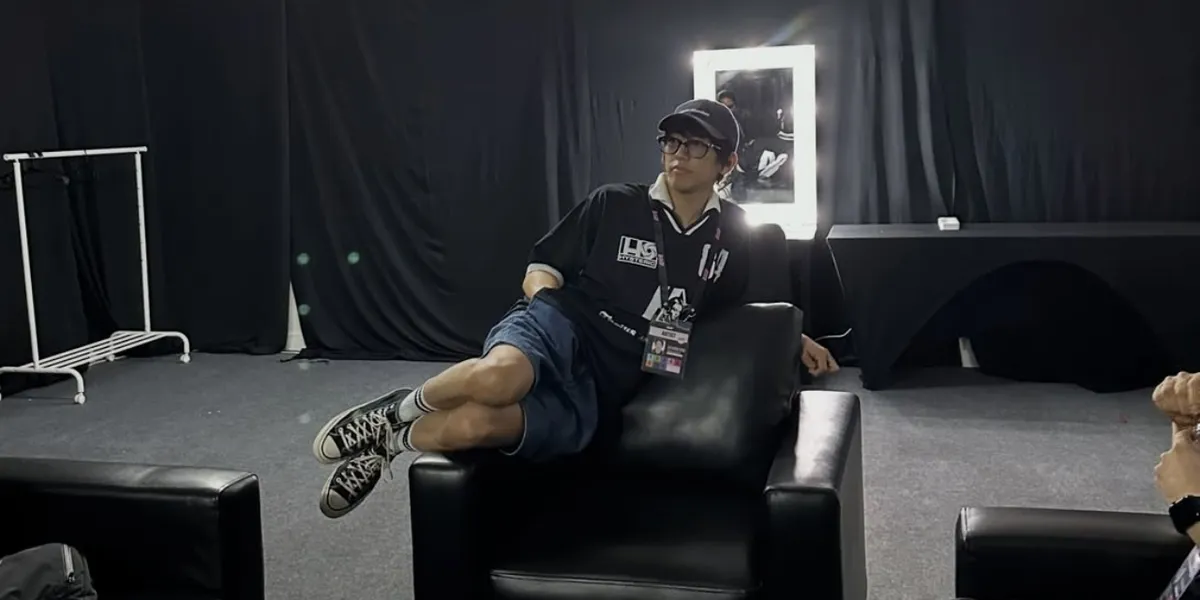 Portrait of Lee Seung Yoon in Jakarta, Local Photos Crossing the Tracks - Eating Grilled Ribs