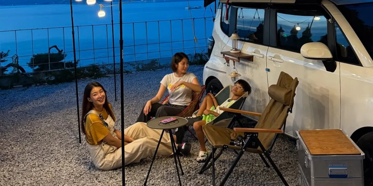 Portrait of Lee Si Young Camping with Her Child Despite Being 8 Months Pregnant