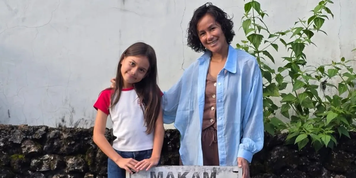 Portrait of Lia Waode Taking Her Child to Visit the Grave of Her Great-Grandfather in Buton