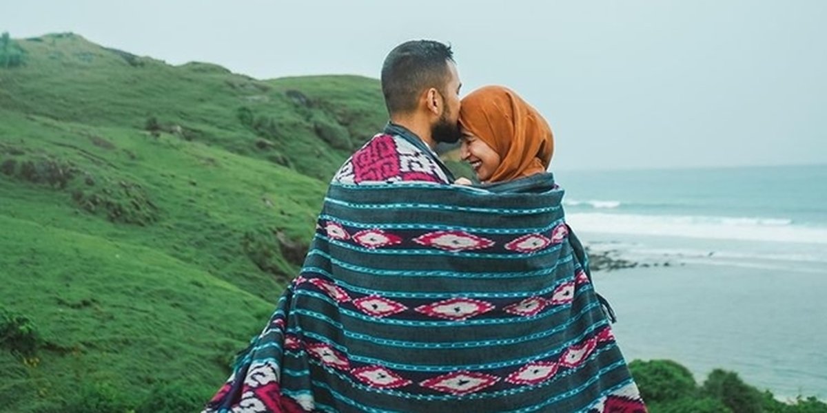 Family Vacation Portraits of Shireen Sungkar and Teuku Wisnu in Lombok, Failed Romance