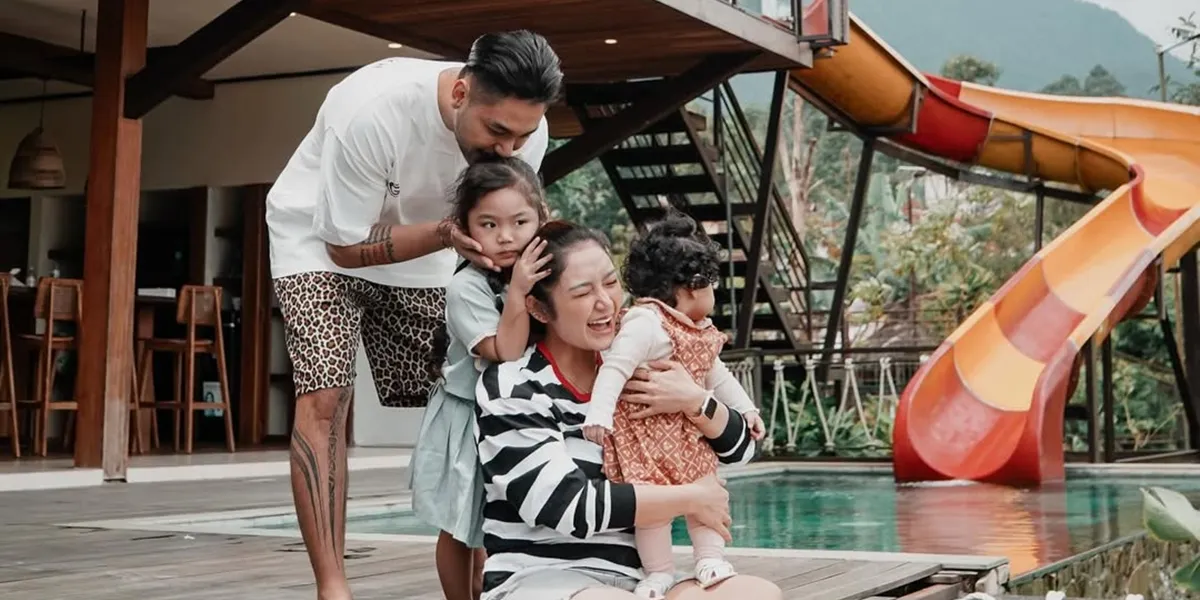 Exciting Holiday Portrait of Siti Badriah with Family Ahead of Ramadan