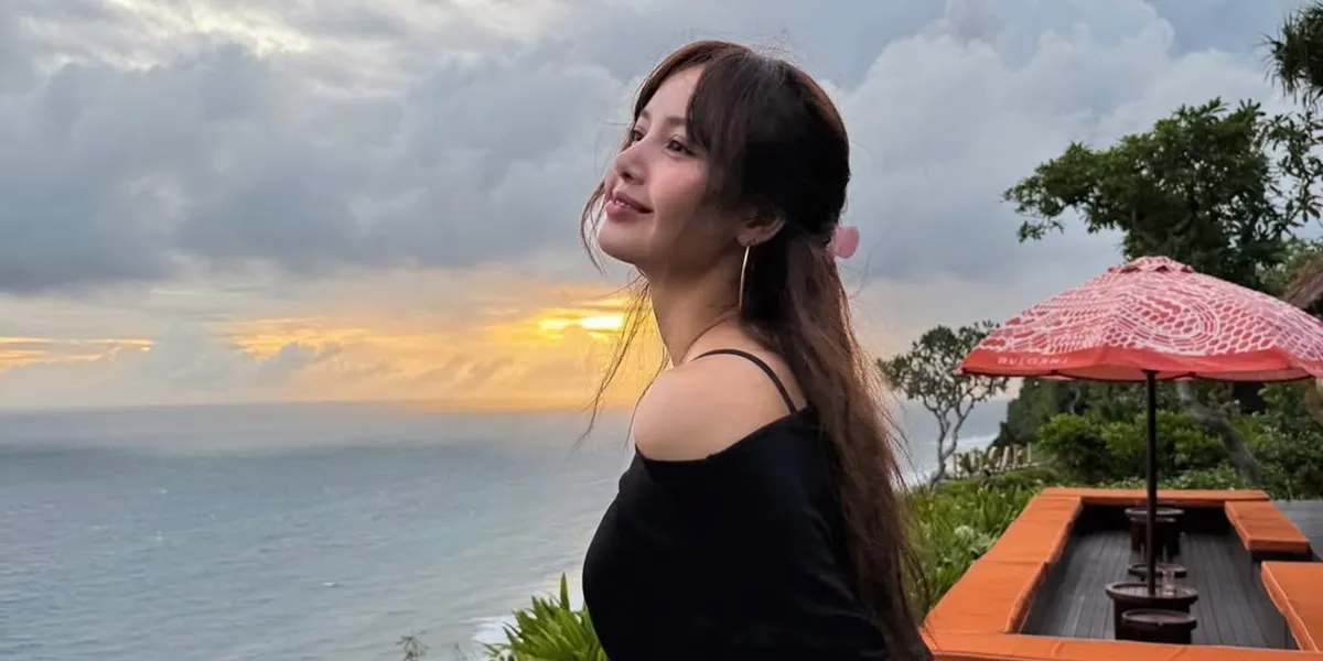 Lisa BLACKPINK's Portrait Showcasing Her Vacation in Bali, Enjoying the Sunset and Riding an ATV