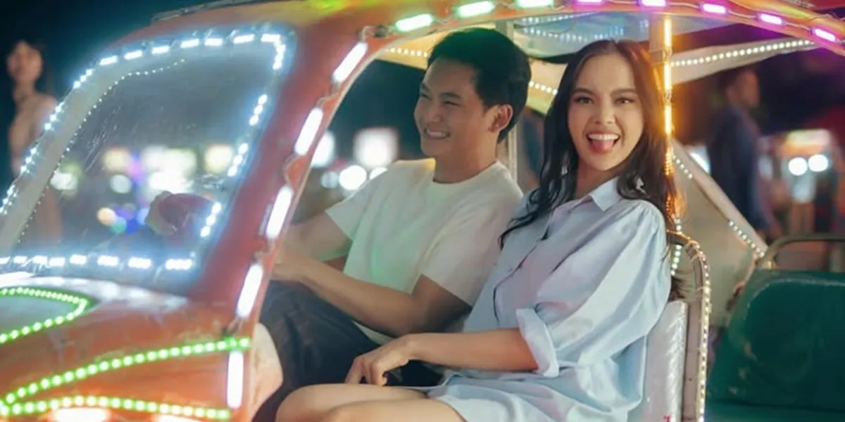 Portrait of Lyodra and Randy Martin in a Colorful Car in Jogja, Fun Mixed with Romance