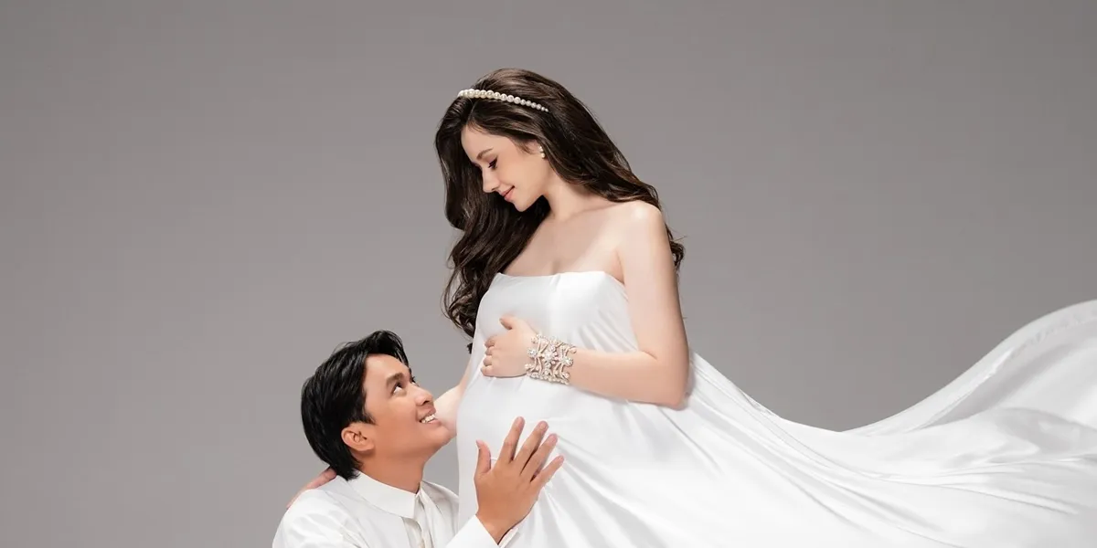 Maternity Shoot Portrait of Vika Kolesnaya, Wife of Billy Syahputra, Showcasing Babybump