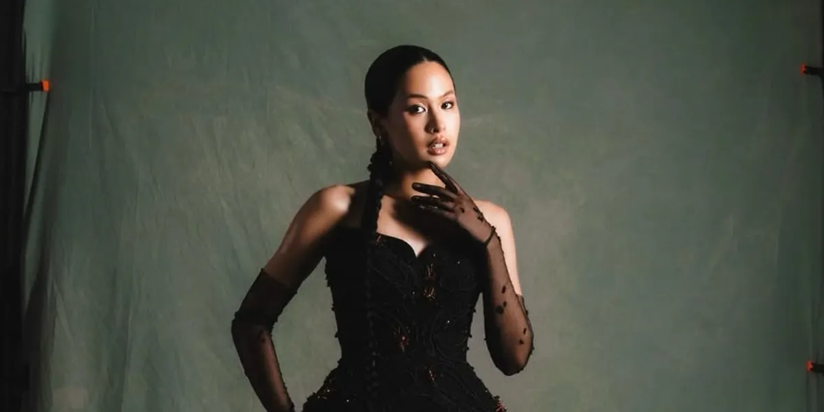 Portrait of Maudy Ayunda at the Gala Premiere of 'PARA PERASUK', Her Dress Adorned with Ant Ornament