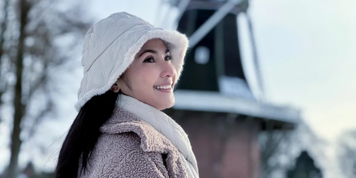 Portrait of Maudy Koesnaedi Vacationing in the Netherlands Amidst the Coldest Weather, Making Her Feel Lazy