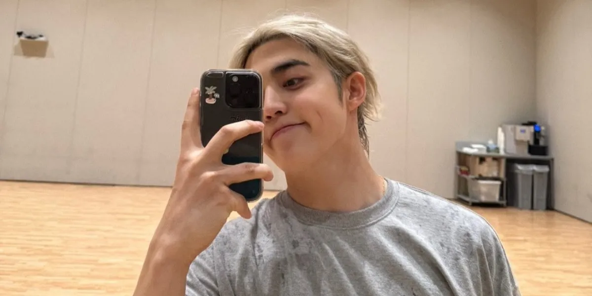 Mirror Selfie Portrait of S.Coups SEVENTEEN Showcases Sweet Dimples