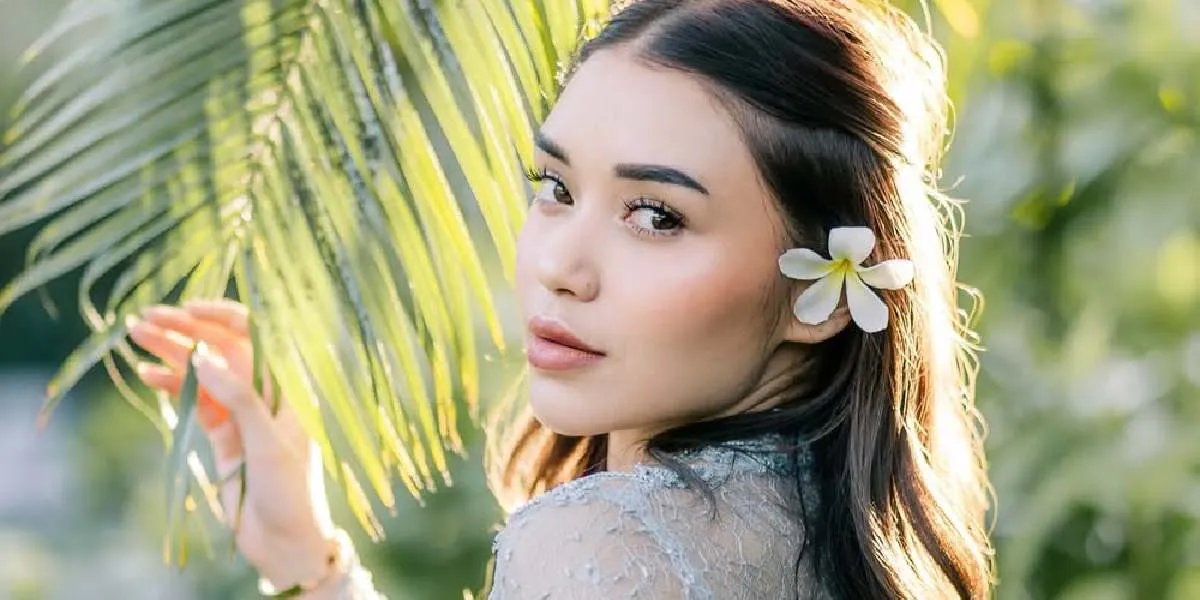 Intip 10 Foto Mirror Selfie Lula Lahfah, Pacar Reza Arap yang Memikat dengan Body Goals dan Kecantikan Alami!