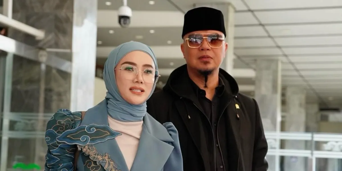 Portrait of Mulan Jameela Attending the DPR RI Plenary Session, Accompanied by Ahmad Dhani